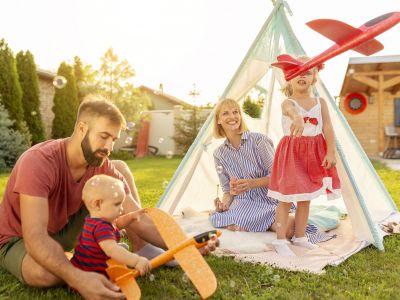 Οι γονείς επιστρατεύουν κάθε λύση για να κρατήσουν τα παιδιά απασχολημένα στις καλοκαιρινές διακοπές