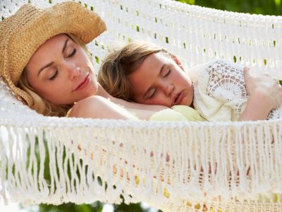 Μήπως νιώθετε ήδη κουρασμένοι; Καλοκαιρινός οδηγός επιβίωσης για γονείς