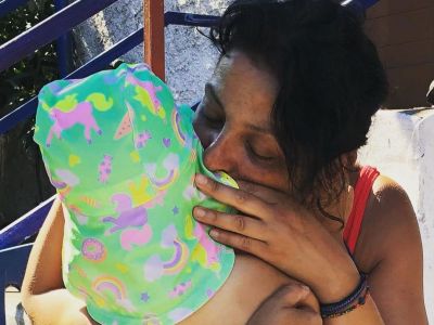 «Πληρότητα»: Η τρυφερή καλοκαιρινή ανάρτηση της Βασιλικής Ανδρίτσου για την κόρη της