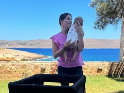 Παυλίνα Βουλγαράκη: Οι πρώτες διακοπές ως μαμά και η ρομαντική παρουσίαση του νέου της τραγουδιού