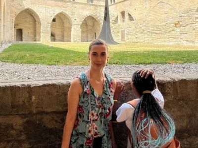 Η Βίκυ Βολιώτη μας θυμίζει γιατί το χωριό είναι το καλύτερο μέρος διακοπών με τα παιδιά το καλοκαίρι
