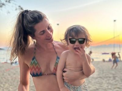 Η Βασιλική Τρουφάκου μας εύχεται για τον Δεκαπενταύγουστο με τις πιο γλυκιές φωτογραφίες