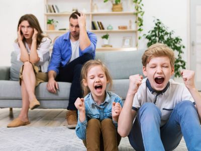 «Λειτουργικό πάγωμα»: Τι συμβαίνει όταν οι γονείς αποσυνδέονται συναισθηματικά;