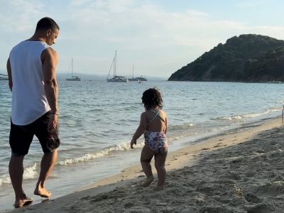 Μπαμπάς και κόρη: Οι καλοκαιρινές στιγμές του Γιώργου Αγγελόπουλου με την Ουρανία – Μαρία