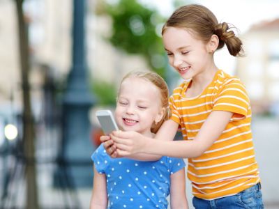 Οθόνες και παιδιά: Πώς επηρεάζουν την όραση και τον εγκέφαλό τους;- Τι μπορούν να κάνουν οι γονείς