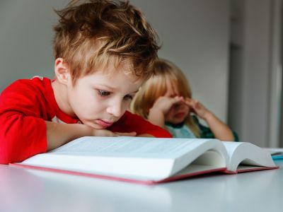 Ξεσπάσματα μετά το σχολείο: Οδηγός για γονείς που θέλουν ήρεμα απογεύματα