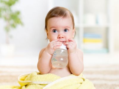 Πότε μπορεί το μωρό σας να ξεκινήσει να πίνει νερό;