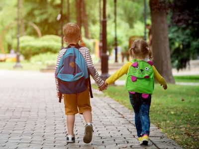 Προσαρμογή στο σχολείο: Πώς να βοηθήσετε το παιδί σας να αγαπήσει το σχολείο από την αρχή