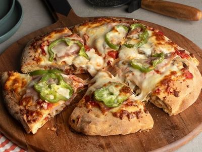 Διπλή, σκεπαστή, απίστευτη πίτσα – Η συνταγή του Άκη που θα θες να φτιάχνεις κάθε μέρα