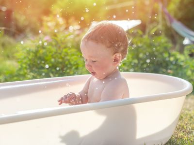Baby skincare το καλοκαίρι: Τι να αλλάξετε στη ρουτίνα περιποίησης