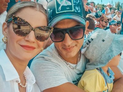 Η Τζένη Θεωνά φωτογραφίζει τον Δήμο Αναστασιάδη και τον γιο τους να παίζουν με σπαθιά στην παραλία