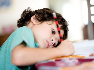 10 πρακτικοί τρόποι να ενισχύσετε τη συγκέντρωση των παιδιών και την οργάνωση των μαθημάτων τους