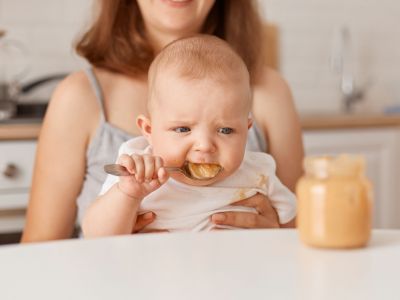 Carnivore babies: Η επικίνδυνη τάση του TikTok με μωρά που τρώνε μόνο κρέας