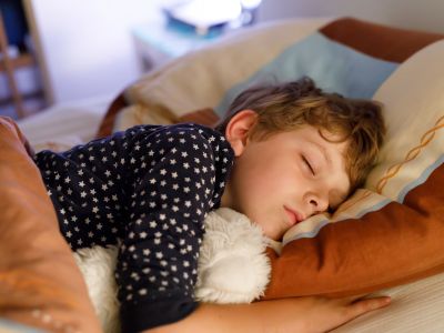 Τι ώρα πρέπει να κοιμούνται τα παιδιά όταν έχουν σχολείο;