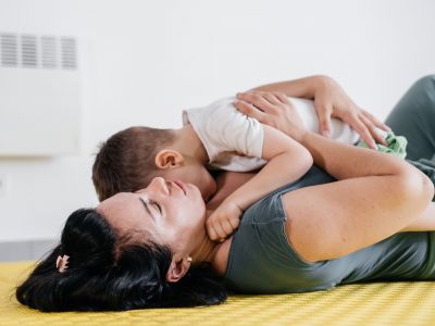 Το νοικοκυριό δεν είναι μόνο σκούπα και πιάτα – είναι και η ψυχική φθορά των μαμάδων