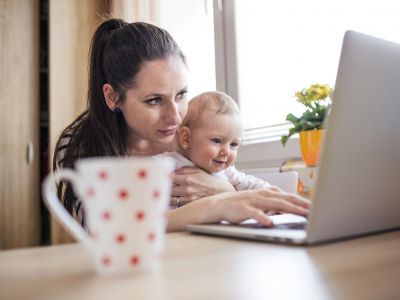 Γιατί οι γυναίκες δουλεύουν σαν να μην έχουν παιδιά και τα φροντίζουν σαν να μην εργάζονται;