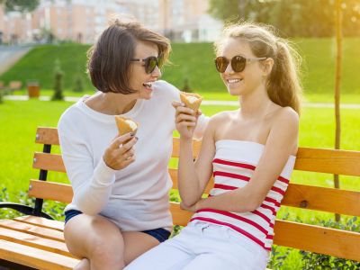 15 tips για να «χτίσετε» μια γερή σχέση με το παιδί σας στην εφηβεία