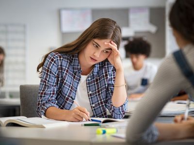 6 πράγματα που το έφηβο παιδί σας θα ήθελε να γνωρίζετε για το σχολικό άγχος