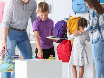 2 στους 3 γονείς θα έκαναν οικονομικές θυσίες για να νιώθουν τα παιδιά τους αποδεκτά στο σχολείο