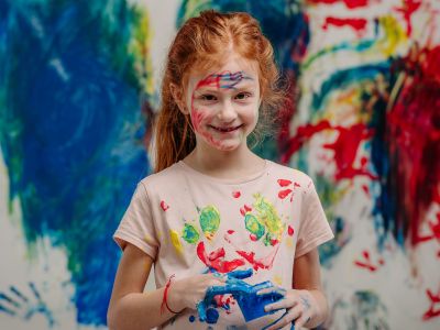 Δημιουργήσετε πολύχρωμα μπλουζάκια με νερομπογιές και νεροπίστολα - Εύκολη δραστηριότητα για παιδιά