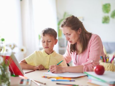 Κέντρο μελέτης ή ιδιαίτερα μαθήματα; Τι ταιριάζει καλύτερα στο παιδί σας