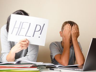 Γιατί το ψυχικό φορτίο της επιστροφής στο σχολείο πέφτει πάντα στις μαμάδες;