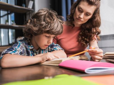 Πρέπει να βοηθάω το παιδί μου με τις σχολικές εργασίες ή να τις κάνει μόνο του;
