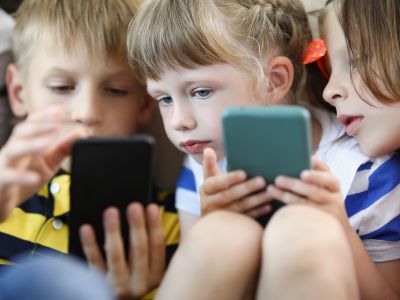 Πόσο βλάπτουν οι οθόνες την όραση των παιδιών;