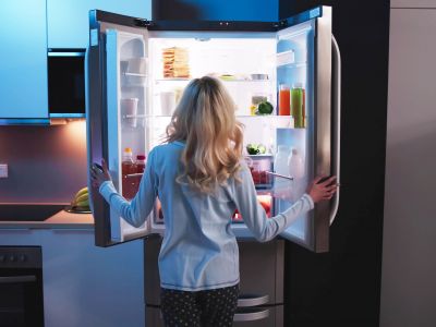 Γιατί το ψυγείο κάνει θορύβους τη νύχτα; Πότε είναι φυσιολογικοί και πότε όχι