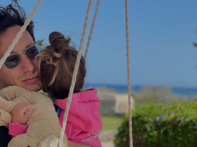 Καλοκαιρινές στιγμές ευτυχίας: Ο Μιχάλης Σαράντης με την κόρη του στη θάλασσα