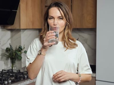 Γιατί είναι σημαντικό να ξεκινάτε τη μέρα σας πίνοντας νερό: 6 οφέλη για την υγεία σας