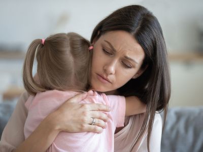 Ο σύζυγός μου λέει ότι είναι κακό για την 3 ετών κόρη μας να με βλέπει να κλαίω - Αλήθεια, τώρα;