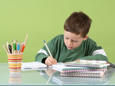 Χρόνος μελέτης στο σπίτι: Πόσες ώρες πρέπει να διαβάζουν τα παιδιά ανά τάξη;