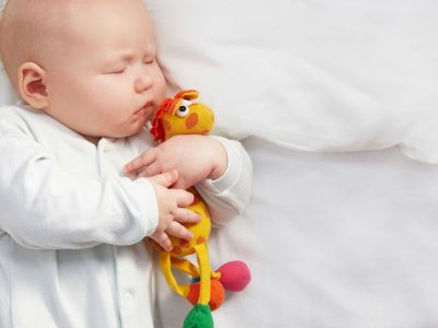 Γιατί τα μωρά δεν πρέπει να κοιμούνται σε μαξιλάρι;