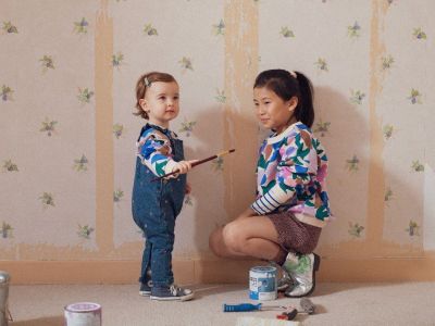 Μια παιδική ντουλάπα γεμάτη χρώματα από το καλοκαίρι ως την επιστροφή στα θρανία