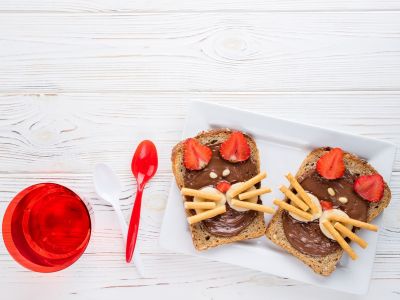 Φέτες του τοστ - γατούλες με πραλίνα και φρούτα