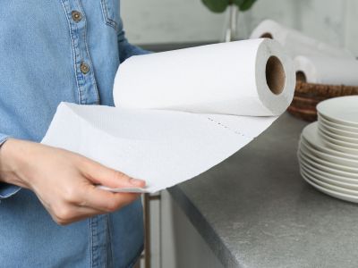 Μαμά δείχνει πώς επαναχρησιμοποιεί το χαρτί κουζίνας στο σπίτι –Τι προειδοποιεί ένας ειδικός