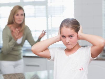 Η απλή στρατηγική που κάνει τα παιδιά σας να ακούνε περισσότερο, σύμφωνα με μια parenting coach