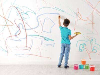 Γυναίκα ζητά από την αδελφή της να πληρώσει αφού τα παιδιά της ζωγράφισαν στους τοίχους του σπιτιού