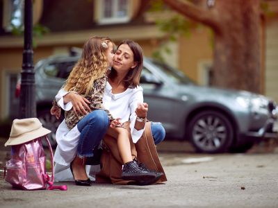 Αγκαλιές, ρουτίνες και λίγα λόγια: Οι πρώτες μέρες στο σχολείο χωρίς άγχος