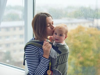 Γιατί το μωρό με θέλει συνέχεια δίπλα του; Είναι φυσιολογικό;