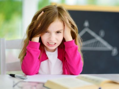 Κατάρρευση μετά το σχολείο: Πώς να αντιμετωπίσετε τις απογευματινές εκρήξεις των παιδιών