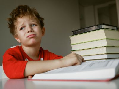 Αν το παιδί δυσκολεύεται στην ανάγνωση ή τα μαθηματικά, τι πρέπει να κάνω;