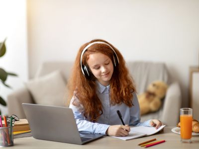 Το παιδί σου ακούει μουσική όταν διαβάζει; Δες γιατί είναι απολύτως φυσιολογικό