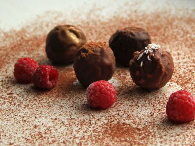 Φτιάξε τα πιο νόστιμα τρουφάκια με σμέουρα και τριμμένη καρύδα σε λίγα λεπτά