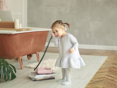 Τα σταθερά τηλέφωνα επιστρέφουν – και βοηθούν τις οικογένειες με σημαντικό τρόπο