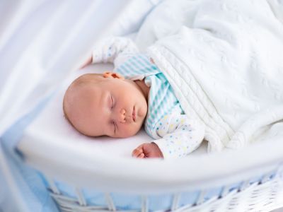 Τι γνωρίζουν οι ειδικοί για τον ύπνο των μωρών που αγνοούν οι γονείς