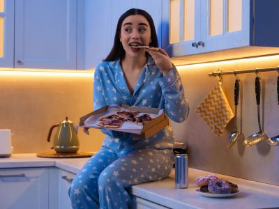 12 βραδινές συνήθειες που μπορεί να εμποδίζουν την απώλεια βάρους