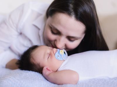 Μας λένε ότι κακομαθαίνουμε τα μωρά μας… αλλά εμείς ξέρουμε καλύτερα