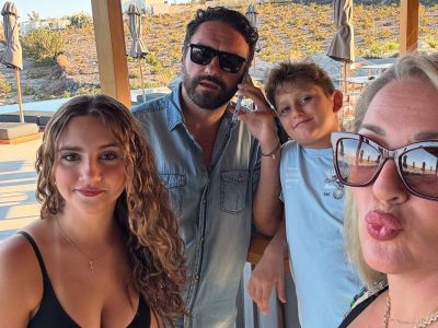 Μια ευτυχισμένη οικογένεια: Ο Μελέτης Ηλίας ποζάρει με τη σύζυγό του και τα παιδιά τους